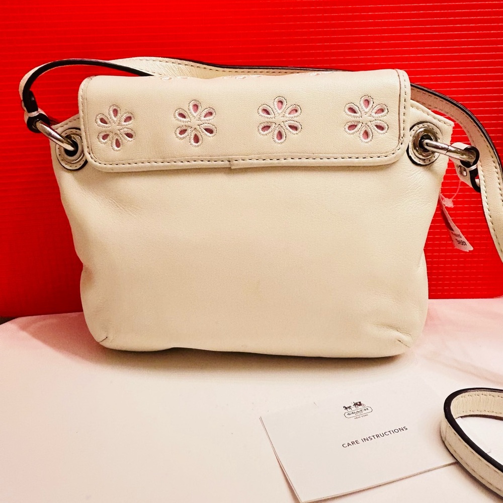 💰SOLD💰Coach Tea Flower Small Crossbody - Picture 2 of 13